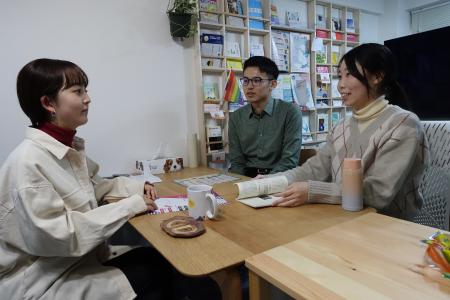 フェミニズムを入り口に慰安婦問題を学ぶ若者たち　東京に5000人が学ぶカフェがあった